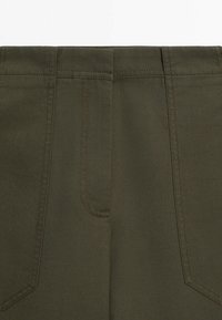 Olijfgroene broek van een soepele katoenmix met dubbele stiksels en een achterzak voor extra functionaliteit.