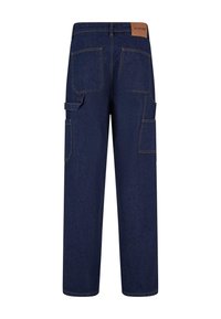 Pantalons cargo en denim bleu foncé, coupe ample, avec plusieurs poches et un patch en cuir marron au dos à la taille. Texture lisse, design à jambes droites.