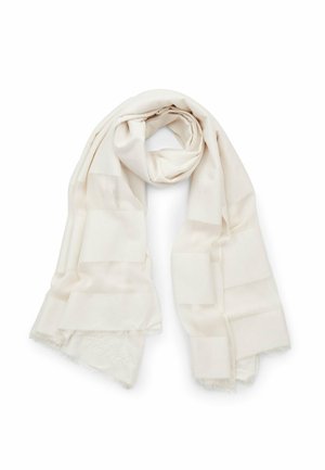 Écharpe en tissu doux crème avec un motif à carreaux subtil et des bords frangés, roulée lâchement à une extrémité sur fond blanc.