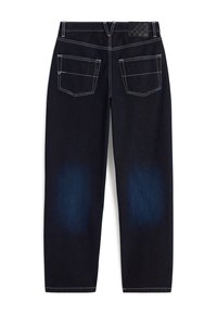 Jeans de mezclilla oscura con corte holgado, que presentan costuras blancas, dos bolsillos traseros y una cinturilla negra texturizada. Acentos desgastados en las piernas.