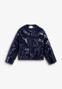 Chaqueta de plumas corta en azul marino con acabado brillante, con botones a presión y dos bolsillos frontales. Diseño acolchado texturizado con mangas sueltas.