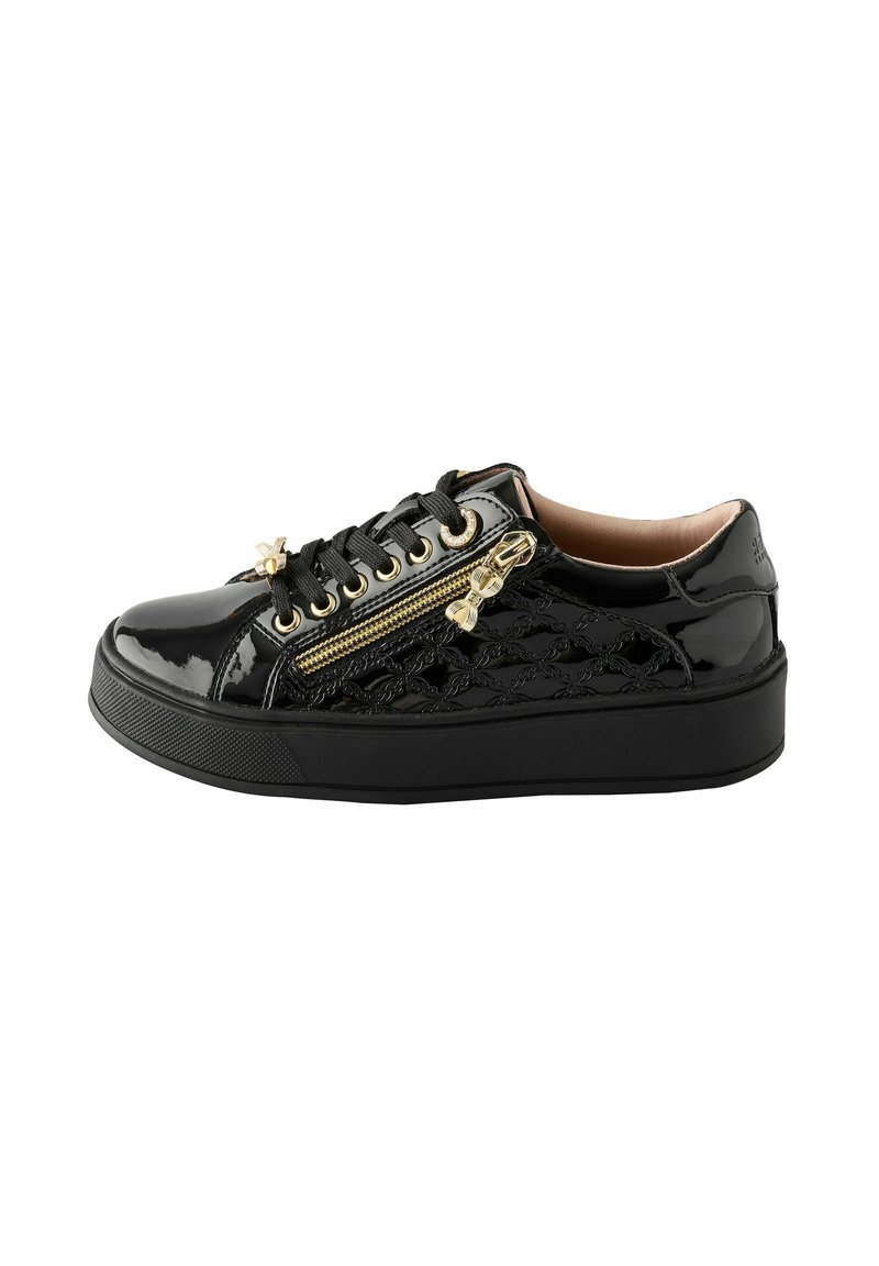 Schwarze Lackledersneaker verfügen über eine geflochtene Textur, goldene Reißverschlüsse, schwarze Schnürsenkel und eine dicke schwarze Sohle.