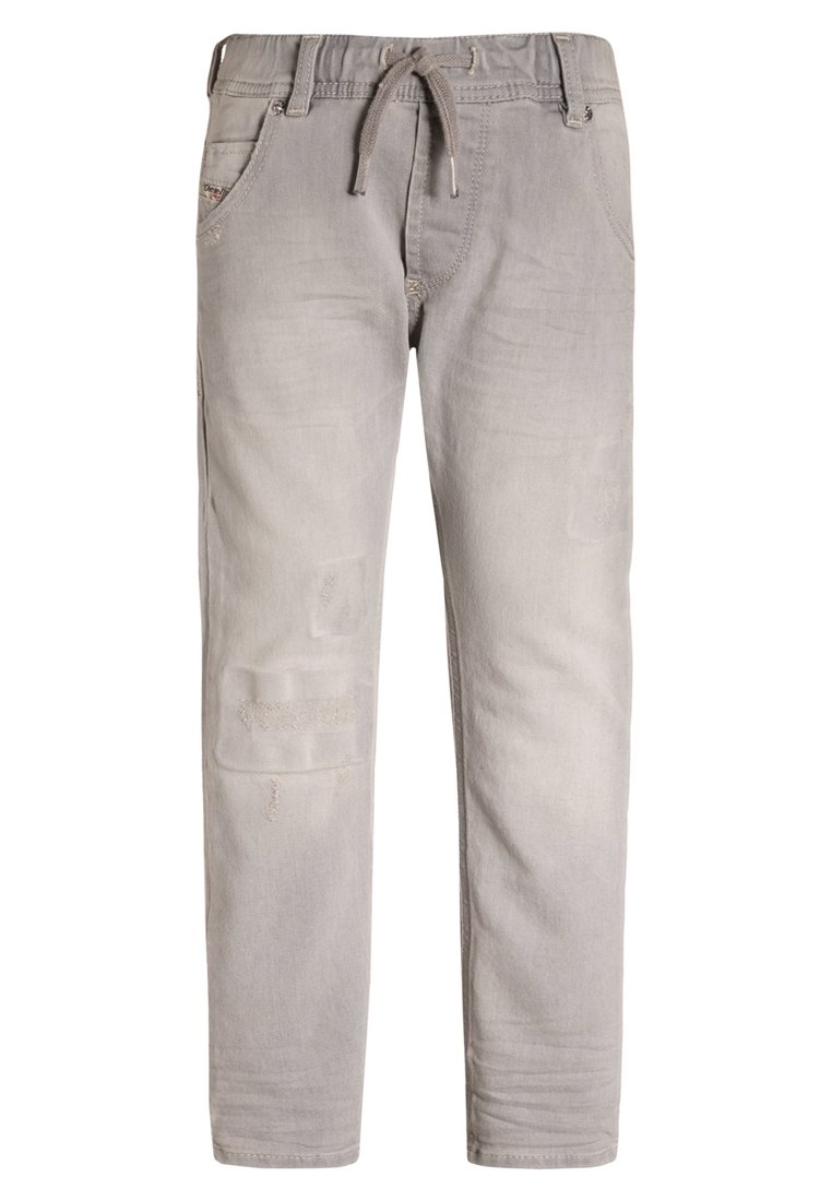 Grå denimbyxor med avslappnad passform, utrustade med dragsko i midjan, subtila slitningar och lappdetaljer framtill.