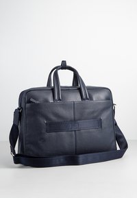 Portadocumenti in pelle blu navy con doppio manico, tracolla removibile, finitura testurizzata e tasca posteriore per l'organizzazione.