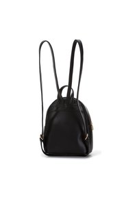 Černý kožený batoh zaobleného tvaru, se dvěma dlouhými popruhy a vrchní rukojetí. Obsahuje zip a boční kapsu se zlatými kovovými doplňky.
