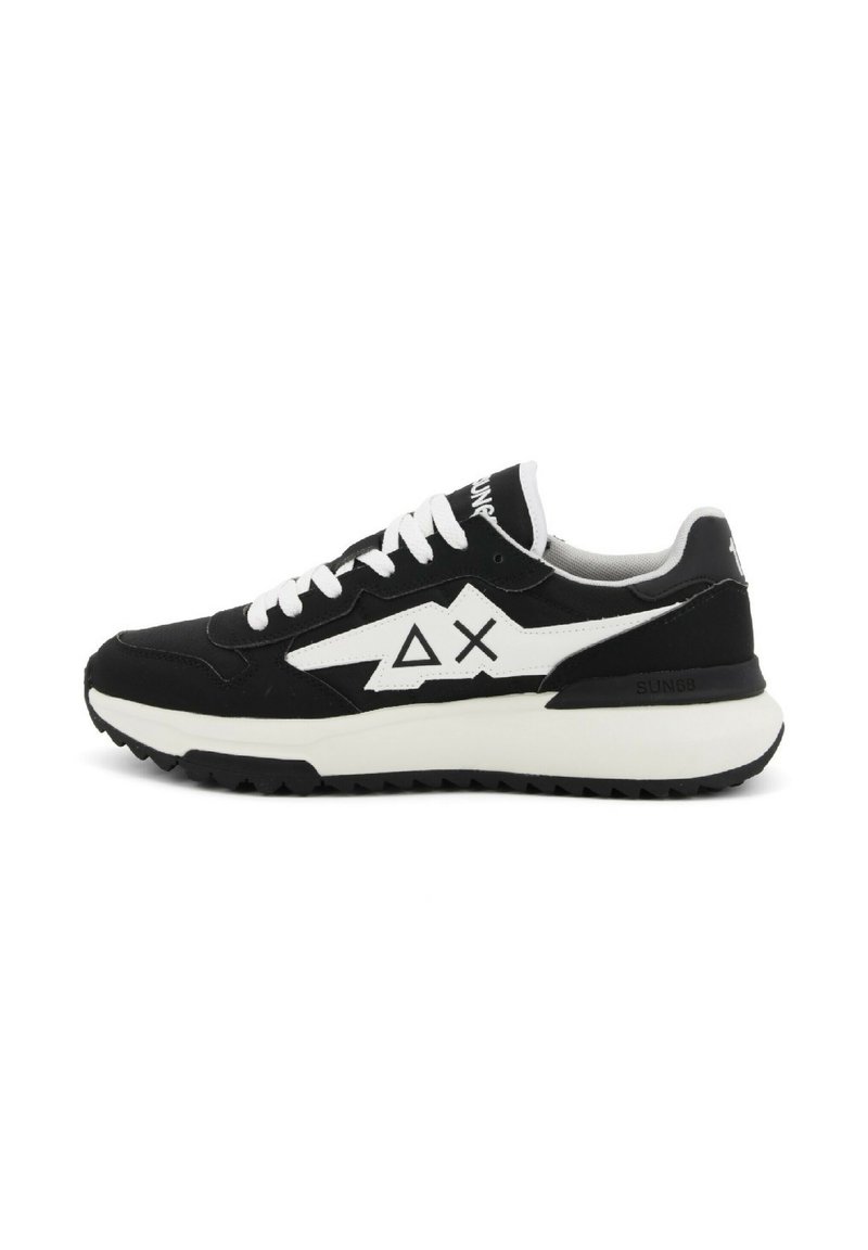 Sneakers atletiche in bianco e nero con tomaia in suede e mesh, suola in gomma, logo triangolare e lacci piatti.