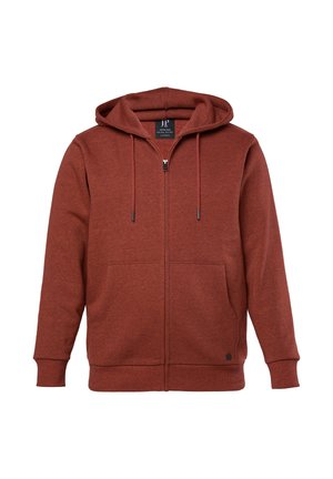 Sudadera roja con cremallera hecha de tejido suave, que cuenta con capucha ajustable, dos bolsillos frontales y un sutil detalle de logo en el dobladillo.