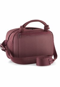 Borsa a tracolla compatta di colore bordeaux con tasca anteriore in tessuto testurizzato, zip superiore, manico in corda annodata e tracolla regolabile su sfondo bianco.