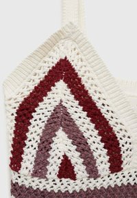 Top corto all'uncinetto con un motivo triangolare in rosso, malva e bianco. Presenta una maglia testurizzata e spalline sottili regolabili.