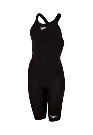 Bañador competitivo negro de cuerpo entero con tirantes en los hombros, piernas hasta la rodilla y logo de Speedo en el pecho y el muslo.