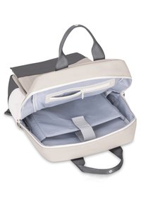 Szürke és krémszínből készült hátizsák; cipzáros záródással, két pánttal és egy belső rekesszel szürke béléssel és zsebbel rendelkezik.