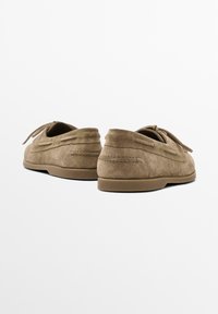 Suède loafers in een zachte bruin tint met een ronde neus, vetersleutels en een duurzame rubberen zool; gladde textuur met minimale stiksels.