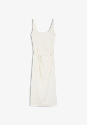 Robe midi blanche sans manches avec décolleté carré et fine ceinture chaîne dorée portée lâchement autour de la taille.