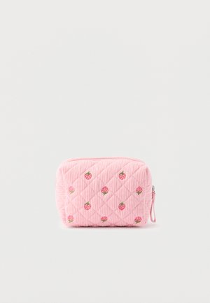 Kleine roze gewatteerde pouch met geborduurde rode aardbeien en een bovenste ritssluiting tegen een effen achtergrond.