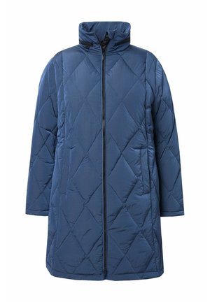 Marineblaue gesteppte Daunenjacke mit hohem Kragen, durchgehendem Reißverschluss und lockerer Passform. Mit rautenförmiger Steppung und kurzen Ärmeln.