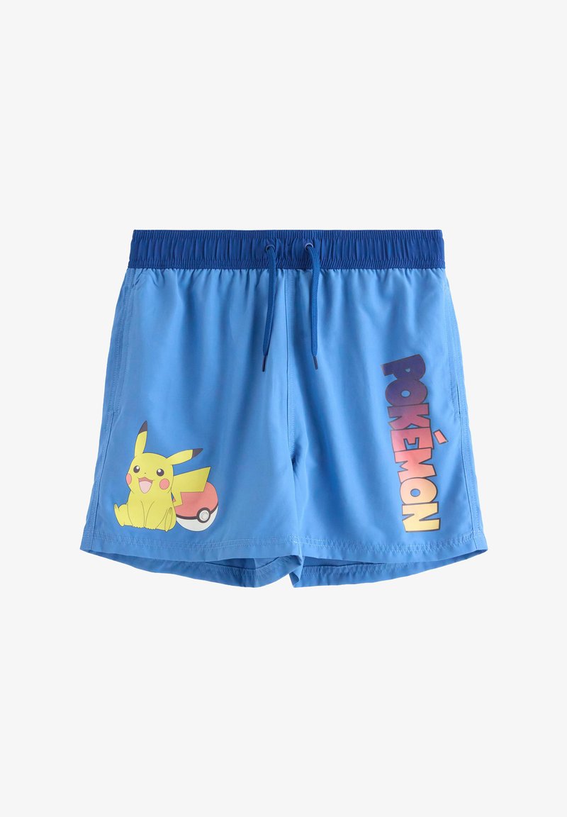 Ανοιχτό μπλε μαγιό σορτς με σκούρα μπλε μέση, με εικόνα του Πικάτσου που κάθεται δίπλα σε μία Μπάλα Πόκε και κατακόρυφο λογότυπο «Pokémon» μπροστά.
