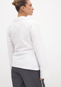 NA-KD WRAP - Hemdbluse - white