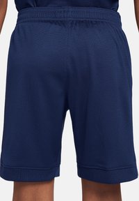 Pantaloni sportivi navy realizzati in un tessuto morbido e testurizzato, con una vita elastica e orli cuciti. Il design presenta una forma dritta sopra il ginocchio.