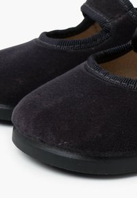 Pisamonas MERCEDITAS DE CON BOTÓN CINTA ADHESIVA   - Zapatos de bebé - gris