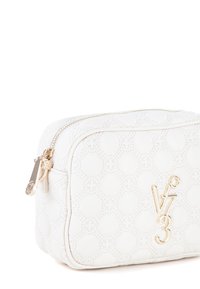 Borsa cosmetica bianca trapuntata con pattern esagonale, zip e hardware dorati, e logo impresso sul fronte. Texture in pelle liscia.