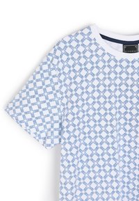 Biała koszulka z krótkim rękawem, zdobiona niebieskim geometrycznym wzorem. Okrągły dekolt z granatowym akcentem. Wykonana z lekkiego materiału.