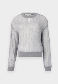 Srebrny metaliczny sweter z dzianiny z okrągłym, szarym, prążkowanym kołnierzem i długimi rękawami, o krótkim kroju i teksturowanymi paskami.