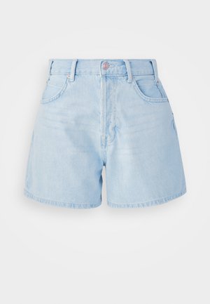 Lyseblå denimshorts med høy midje, fem lommer, beltehemper og rett passform. Glatt tekstur med lett falming foran.
