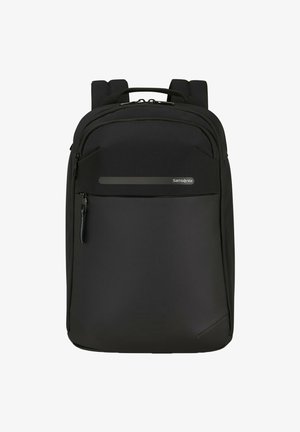 Schwarzer Rucksack mit einer glatten, strapazierfähigen Außenseite, einem großen Hauptfach, einer Frontreißverschlusstasche, gepolsterten Schultergurten und Markenlogo.
