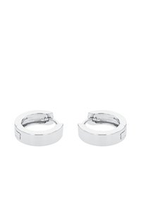 Ett par polished silver metallringörhängen med hängande låsning, placerade sida vid sida på en vit bakgrund.