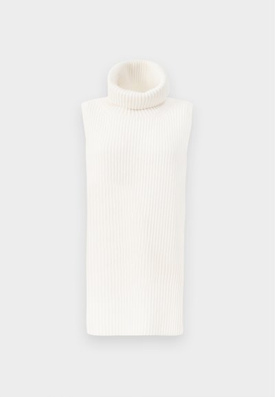 Ριγέ, λευκό αμάνικο τοπ με ψηλό γιακά και εφαρμοστή σχεδίαση, φτιαγμένο από μαλακό πλεκτό υλικό.