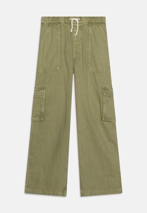 Pantalones cargo de algodón verde oliva, que presentan una cinturilla elástica con cordón, dos bolsillos laterales y dos bolsillos cargo en cada pierna.