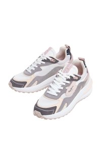 Witte en grijze sneakers met roze accenten, met een bovenwerk van mesh, suède overlays, ronde veters en een getextureerde rubberen zool.