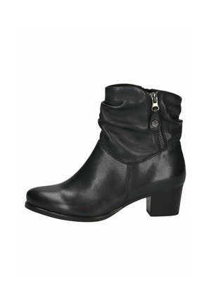 Bottine en cuir noir avec un tige drapée, fermeture éclair sur le côté, bout rond et talon empilé. Texture lisse et détails minimalistes.