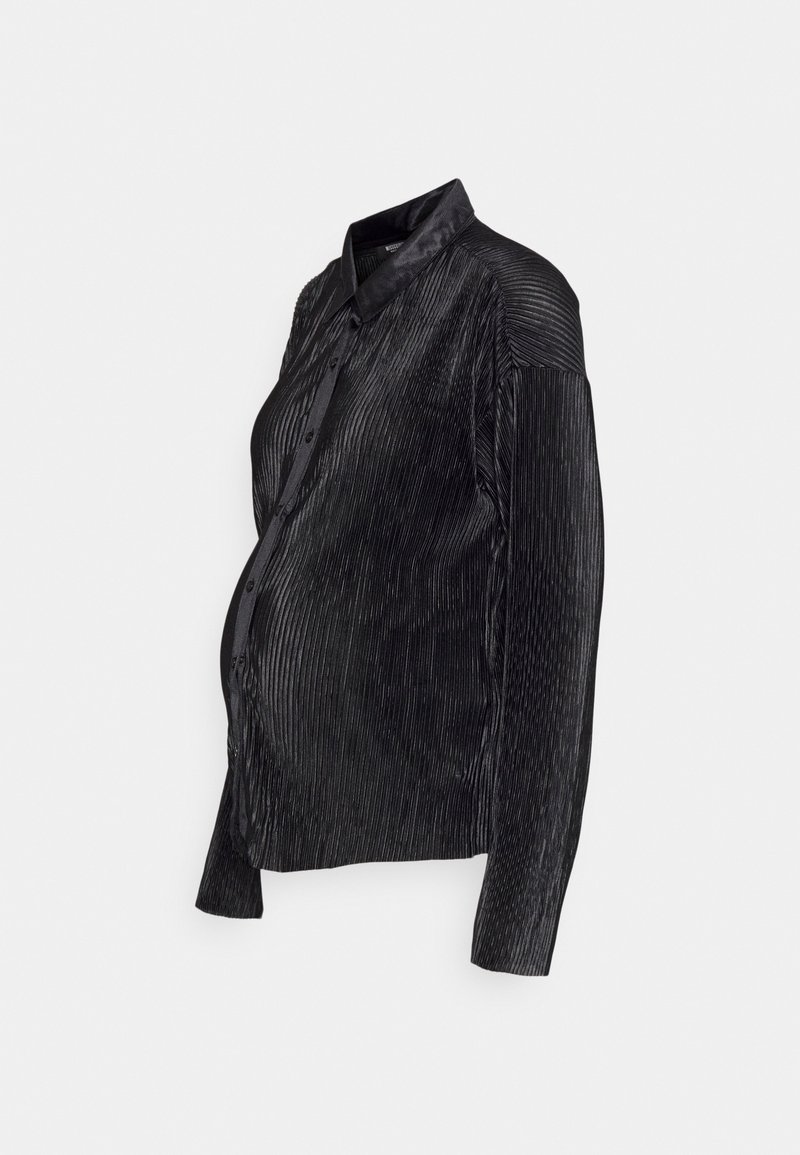 Camisa preta de mangas longas com gola, riscas verticais texturizadas e fecho com botões, concebida para um ajuste de grávida.