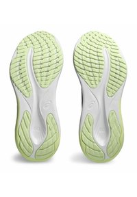 Las suelas de los zapatos presentan una base blanca con una suela de goma verde texturizada, diseñada para ofrecer tracción, y cuentan con un patrón de relieve ondulado para mayor flexibilidad.