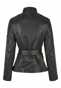 Zwarte leren jas met een getailleerde silhoutte, hoge kraag, verstelbare taille en gestructureerde schouders; gladde textuur en minimale stikdetails.