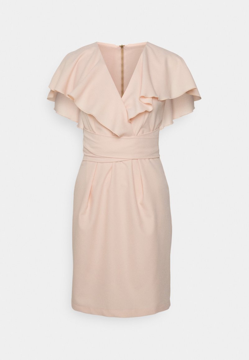 Klänning i persikofärg med volangärmar, V-ringning och figurnära midja. Har plisseringar och dragkedja bak. Slät tygtextur.