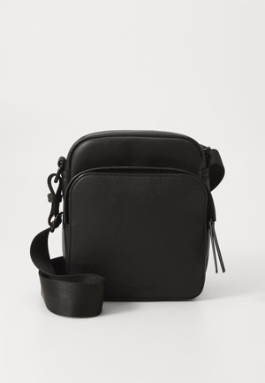 Geantă crossbody neagră din piele netedă, cu un design pătrățos, închidere cu fermoar și curea din material detașabilă și ajustabilă.