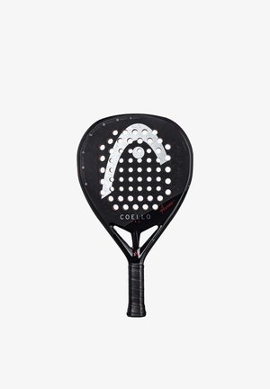Racchetta da padel nera con superficie perforata, logo bianco curvo, "Coello Pro" e firma rossa sul lato, e manico nero avvolto.