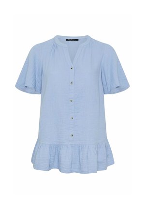 Hellblaue Kurzarmbluse mit Knöpfen vorne, Rundhalsausschnitt, leichten Rüschen und gerüschtem Saum.