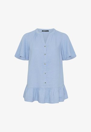 Lyseblå bluse med korte ærmer, knapper foran, rund hals, let rynkede detaljer og flæsekant.