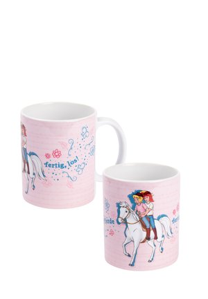 Zwei weiße Tassen mit pinkem Hintergrund zeigen zwei Kinder, die auf einem weißen Pferd reiten, und blauen deutschen Text "fertig, los!", umgeben von Blumen und Schmetterlingen.