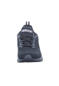 Schwarzer Sportschuh aus strukturiertem Strickobermaterial, mit Schnürdesign, gepolstertem Kragen und kontrastierender Lasche an der Ferse. Schlanker, stromlinienförmiger Schnitt.