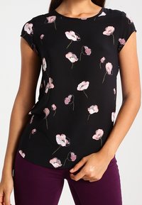 Černá blůzka s krátkým rukávem, růžovým květinovým vzorem, kulatým výstřihem a zakřiveným lemem. Vyrobeno z lehké, hladké tkaniny.