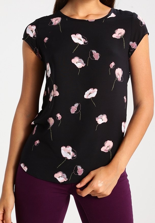 Černá blůzka s krátkým rukávem, růžovým květinovým vzorem, kulatým výstřihem a zakřiveným lemem. Vyrobeno z lehké, hladké tkaniny.