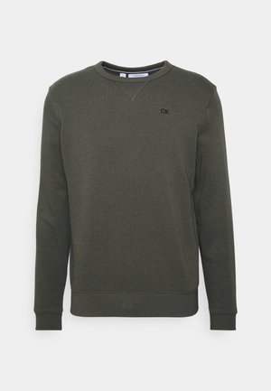 Oliven grønn bomullsgenser med rund hals, lange ermer og elastiske mansjetter. Har en liten svart logo på brystet.