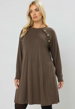 Langärmliges ribbed Kleid in Dunkelbraun, mit lockerer Passform, Rundhalsausschnitt und dekorativen Knöpfen auf der Schulter. Sanfte Textur.