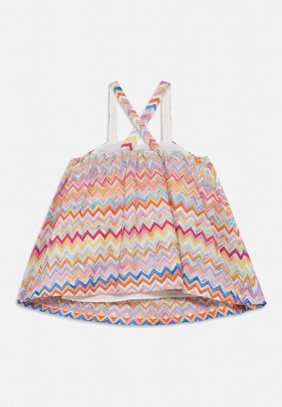 Παιδική αμάνικη φούστα με σταυρωτούς ιμάντες, με πολύχρωμο σχέδιο ζιγκ-ζαγκ σε παστέλ και φωτεινές αποχρώσεις.