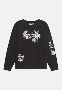Svart hettegenser med lange ermer, med blomster- og tekstgrafikk i hvitt og blått, inkludert en sommerfugl og sprutdetaljer.