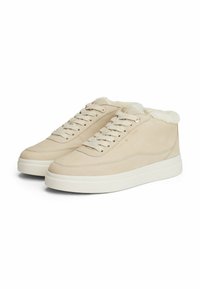 Baskets montantes en suede beige avec doublure en fourrure beige douce, semelle en caoutchouc blanc plat et lacets. Coutures subtiles et détail de logo embossé.